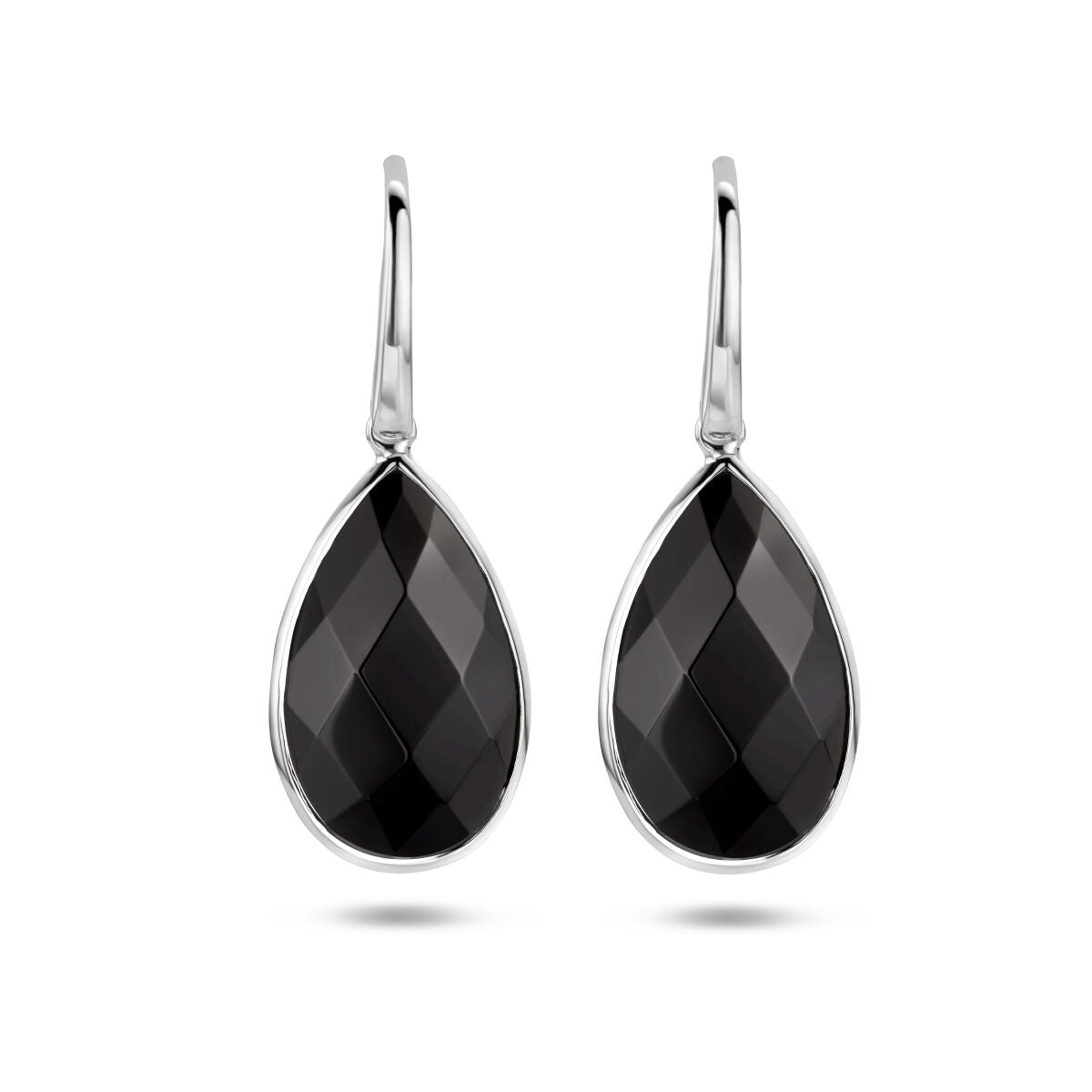Pendientes largos de ónice con gancho francés en plata rodiada, con forma de gota facetada.