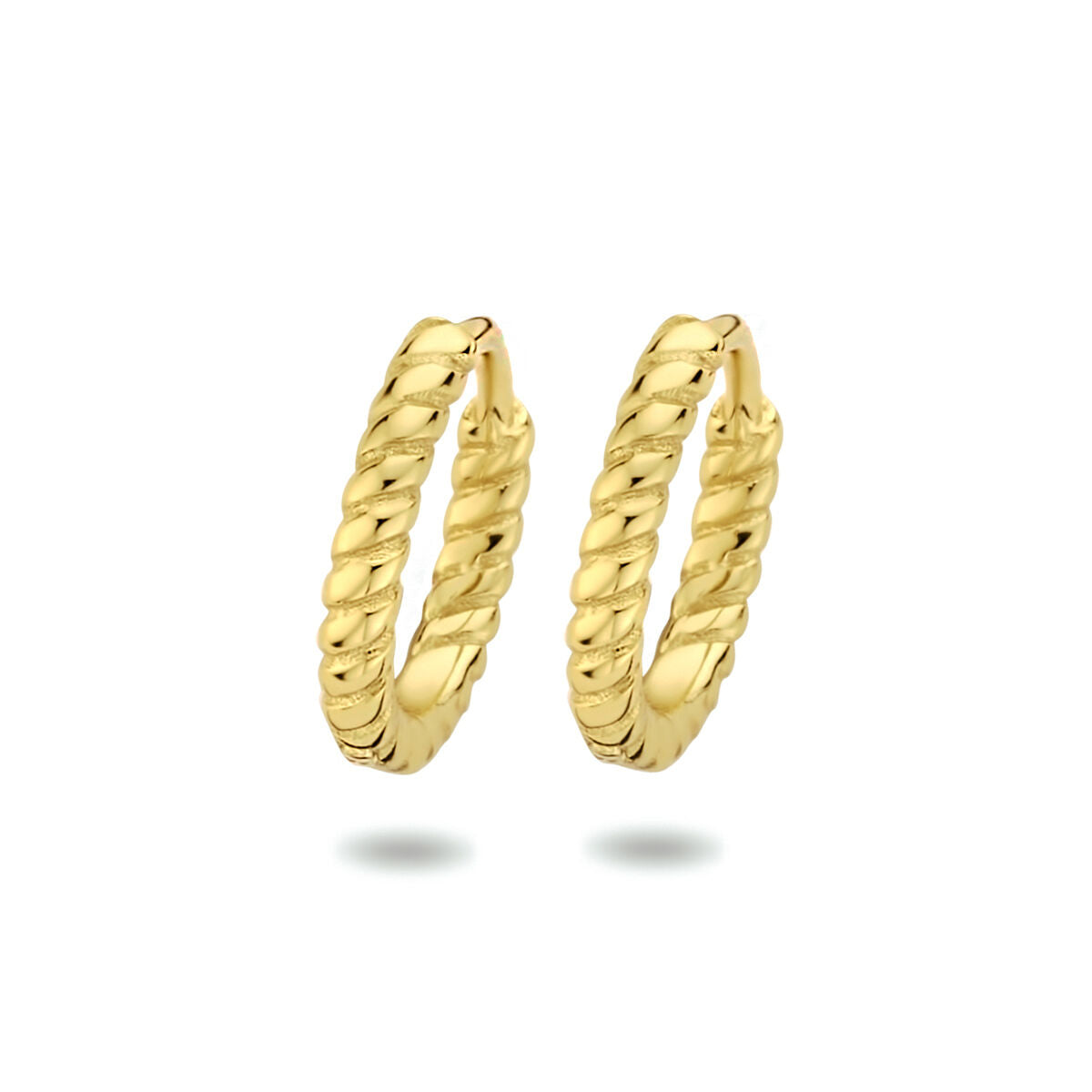 Pendientes de aro dorados con diseño trenzado de 1 micrón.
