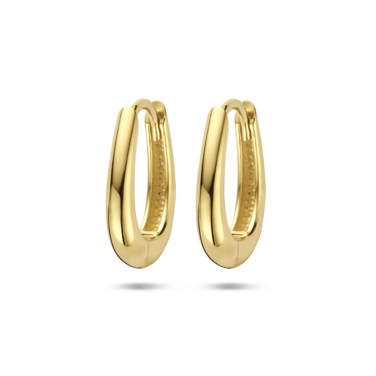 Pendientes de aro en oro amarillo de 14 quilates con un diseño liso y brillante.