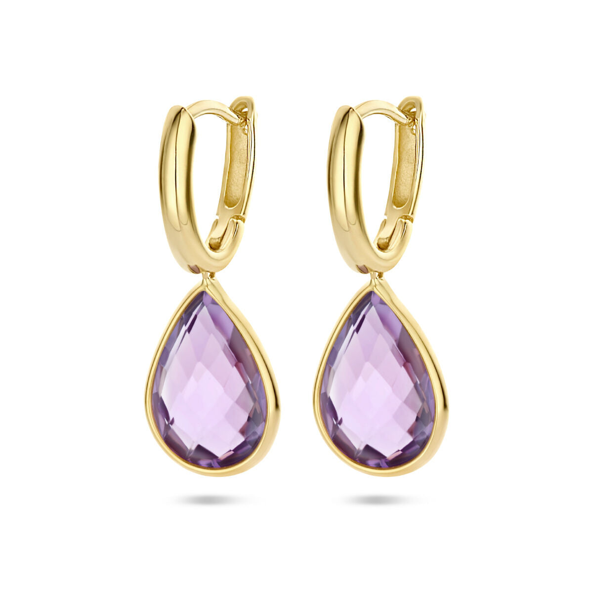 Pendientes de aro de oro amarillo de 14K con piedras de amatista en forma de gota.