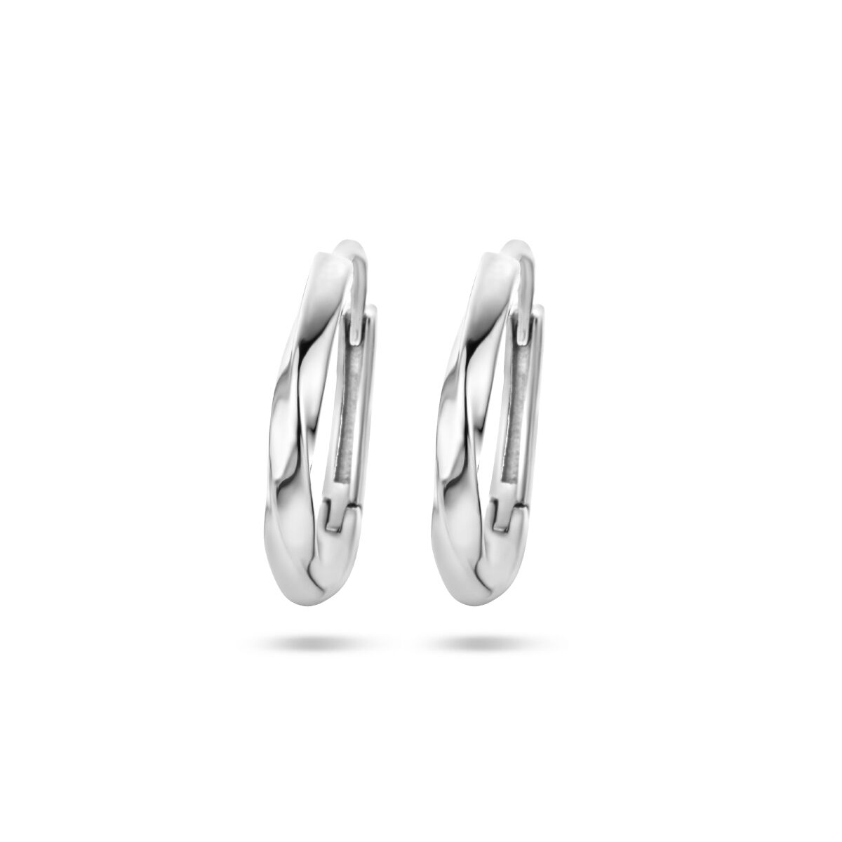 Pendientes de aro retorcidos en plata rhodium.