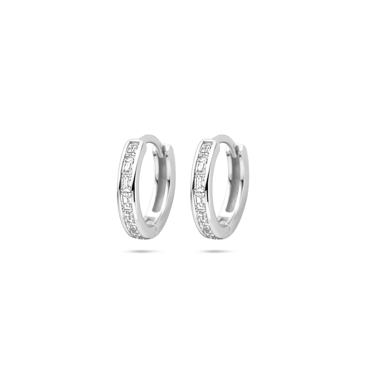 Pendientes de aro de plata rodiada de 12 mm con zirconias brillantes.