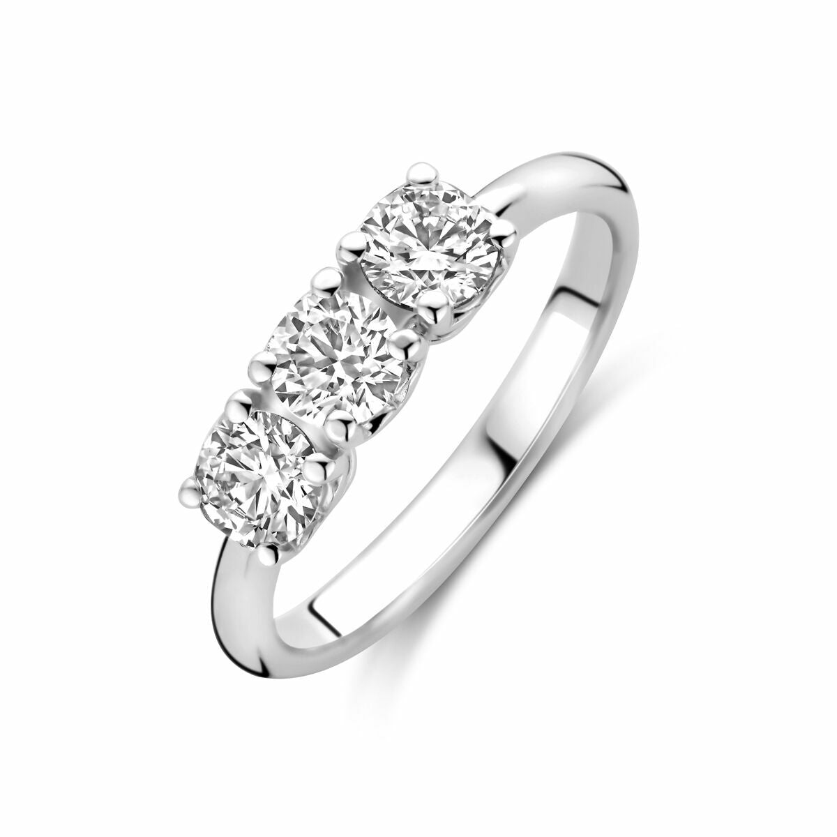 Anillo de trilogía con diamantes de laboratorio de 0.90 ct en oro blanco de 14K.