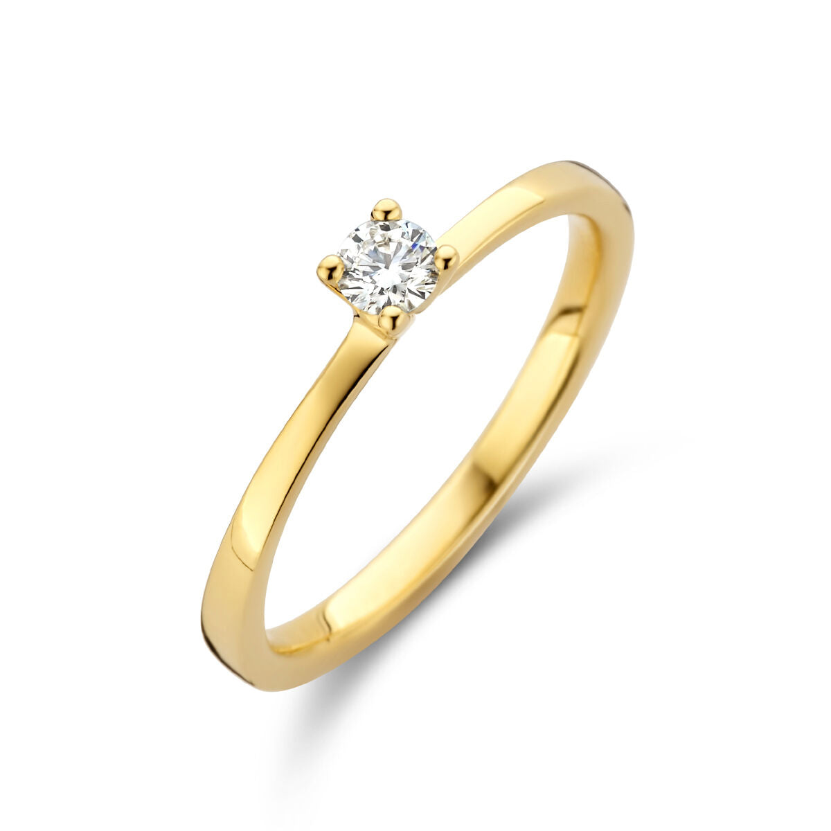 Anillo de oro amarillo de 14 quilates con un diamante de 0.15 ct en engaste de seis garras.