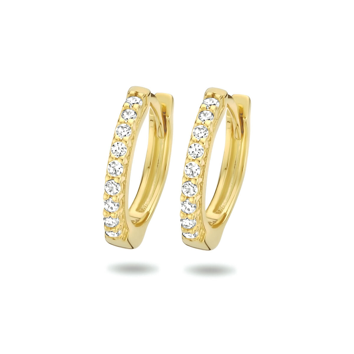Pendientes de aro dorados con circonitas brillantes en un lado.