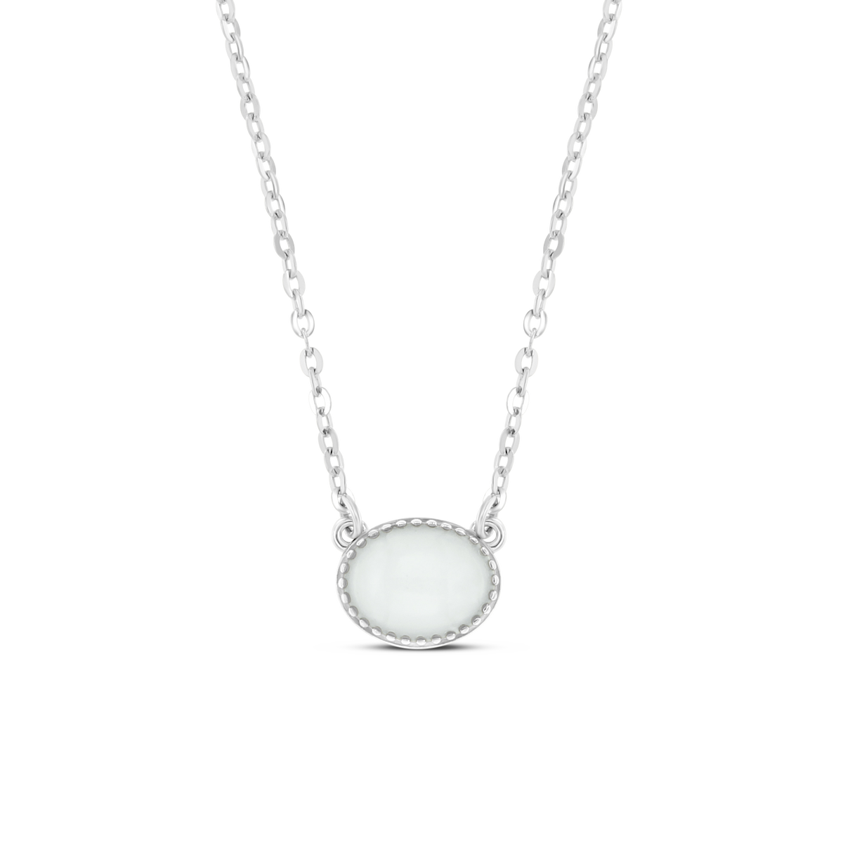Cadena de plata con colgante ovalado blanco.