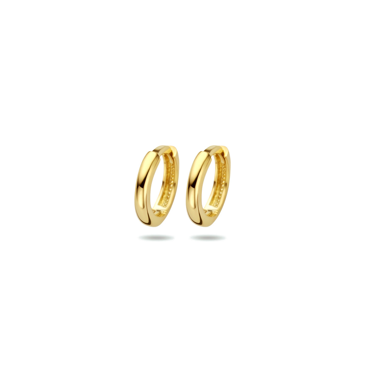 Pendientes de aro de 14K en oro amarillo con un acabado pulido y diseño sencillo.
