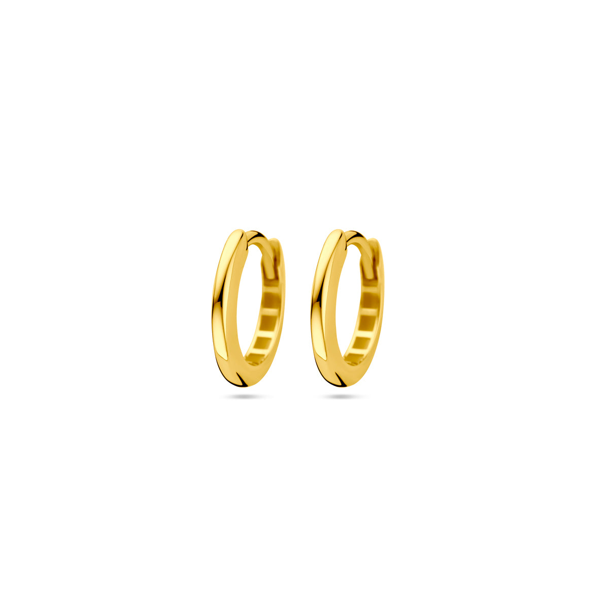 Pendientes de aro de 14K en oro amarillo con un diseño liso y acabado brillante.