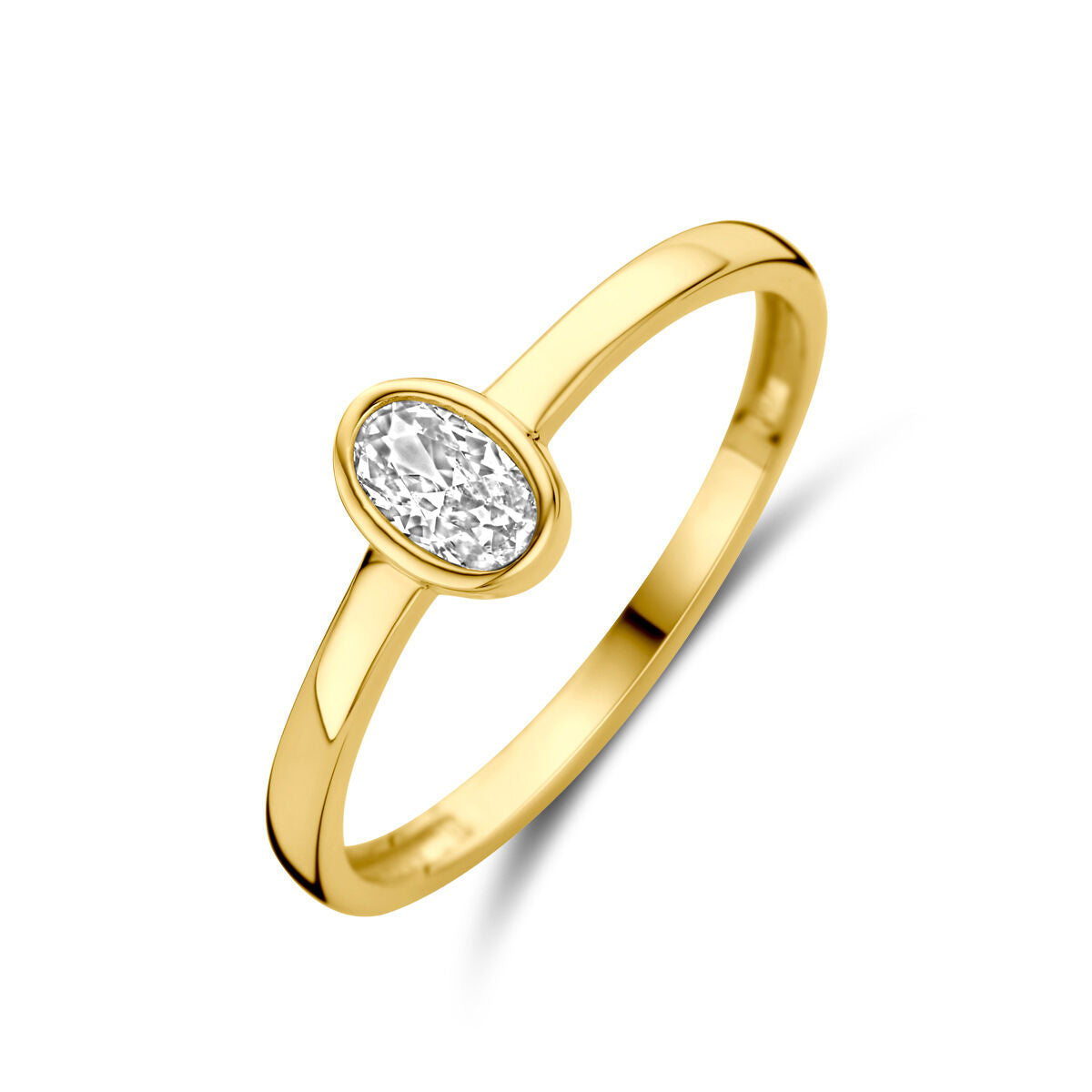 Anillo de oro amarillo de 14K con una piedra de circonia ovalada en el centro.