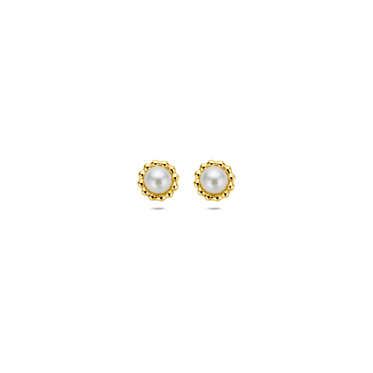 Pendientes de perla de 5,5 mm en oro amarillo de 14 quilates con detalle decorativo.