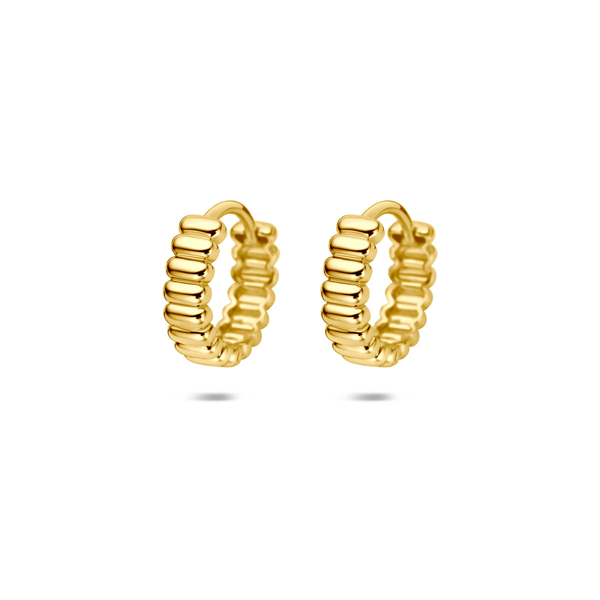 Pendientes de aro de 14K en oro amarillo, con un diseño texturizado y un diámetro de 13,5 mm.