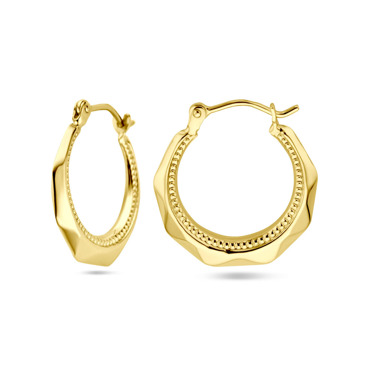 Aros de oro amarillo de 14K con diseño ondulado y detalles en relieve.