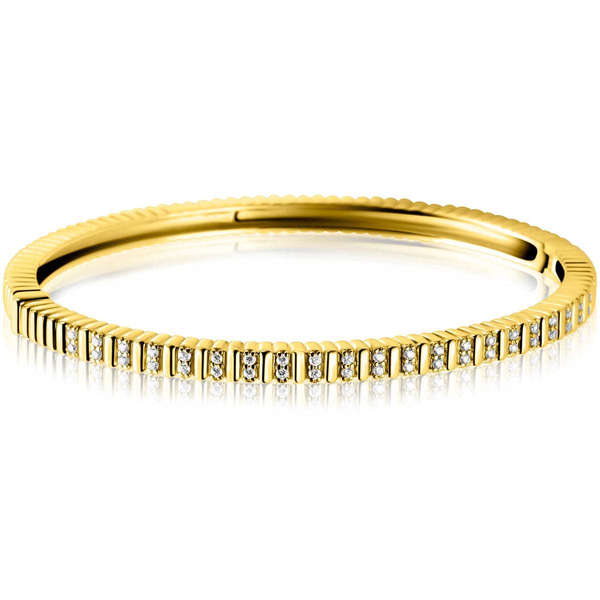 Pulsera de plata chapada en oro con detalles brillantes y diseño delgado.