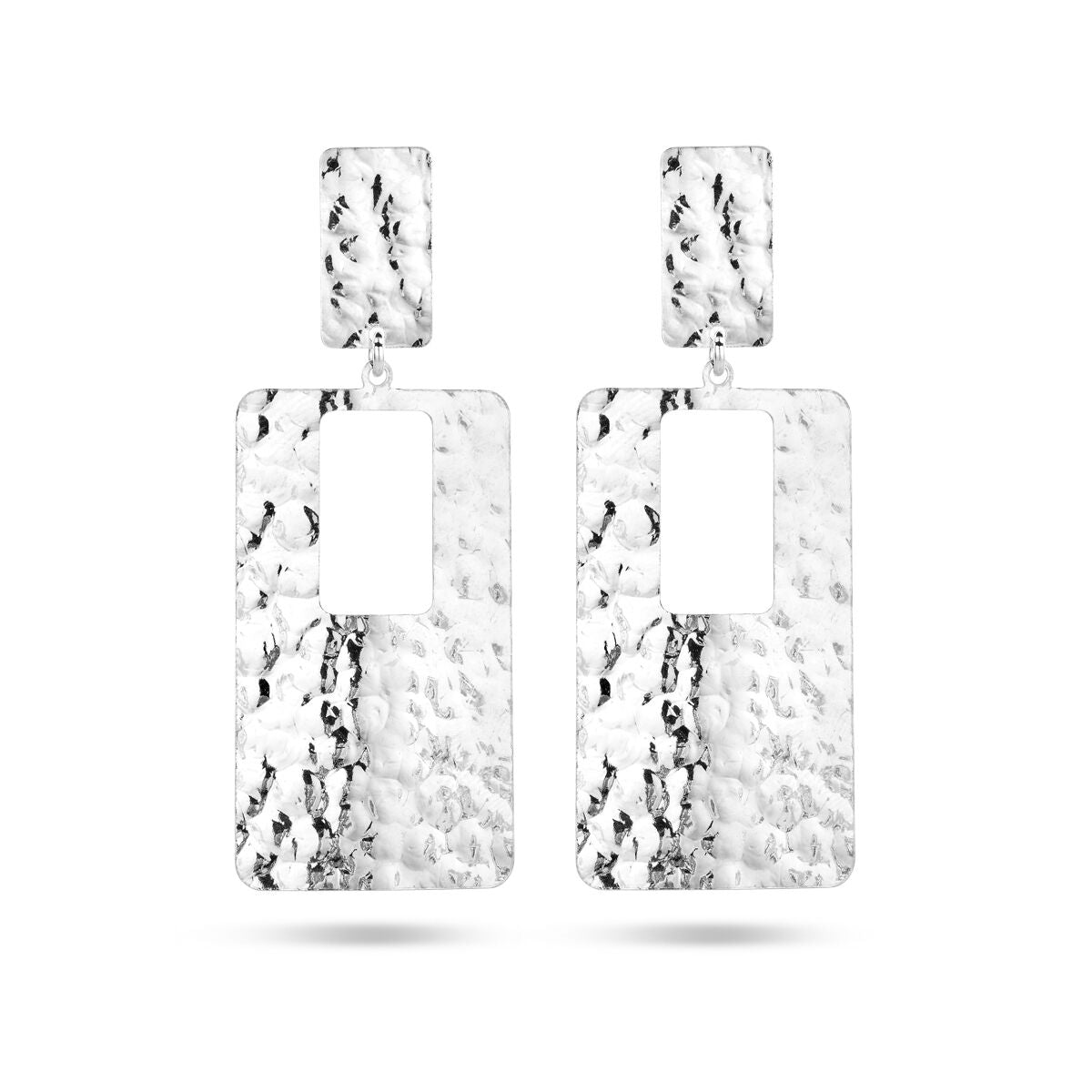 Pendientes largos rectangulares de plata con acabado martillado y rodiado.