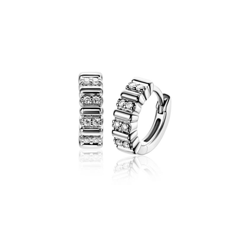Pendientes de aro plateados con detalles de circonitas brillantes.