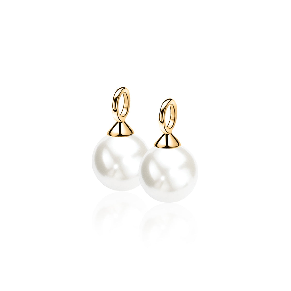 Pendientes largos de perla blanca con detalles en dorado.