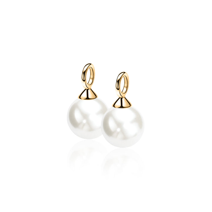 Zinzi Oorbellen Gold Plated Zich266 Wg van Zinzi: elegante oorbellen met ronde witte parels en glanzende vergulde dopjes en lusjes, afgebeeld op een effen witte achtergrond.