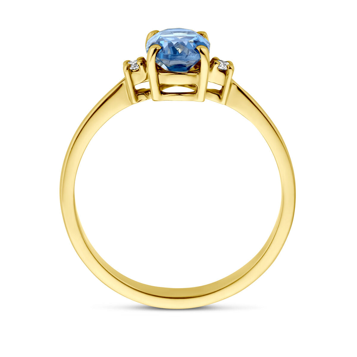 De ringtrilogie van de Van der Kooij Collectie heeft een 14K geelgouden band met een ronde Londensblauwe topaas in het midden, geflankeerd door diamanten (0,04ct H SI) aan elke zijde van de centrale steen.