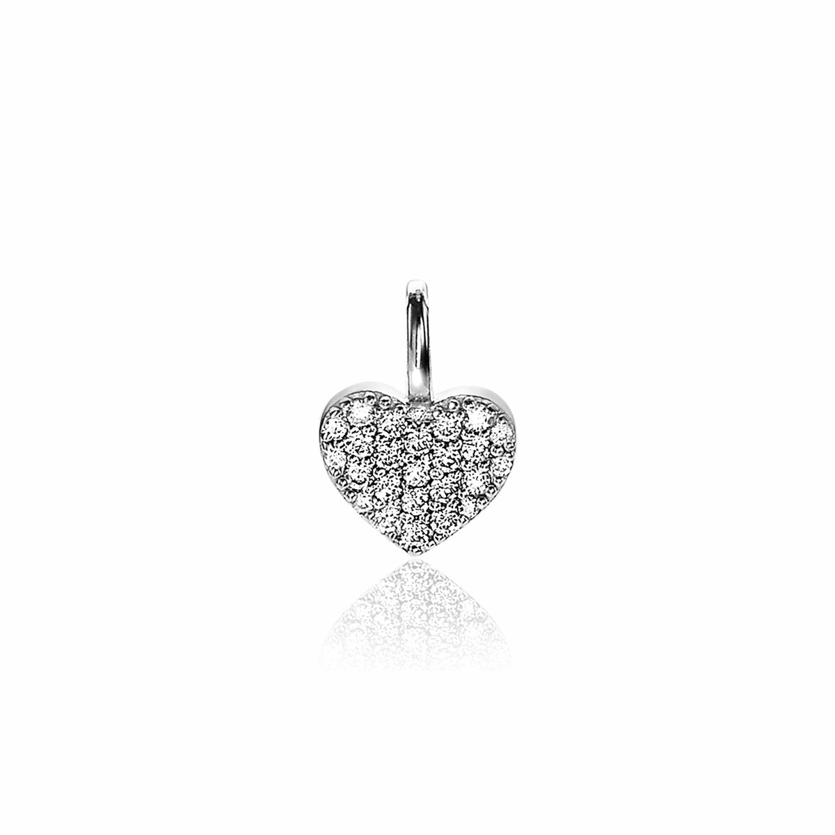 Colgante en forma de corazón de plata con circonitas brillantes.