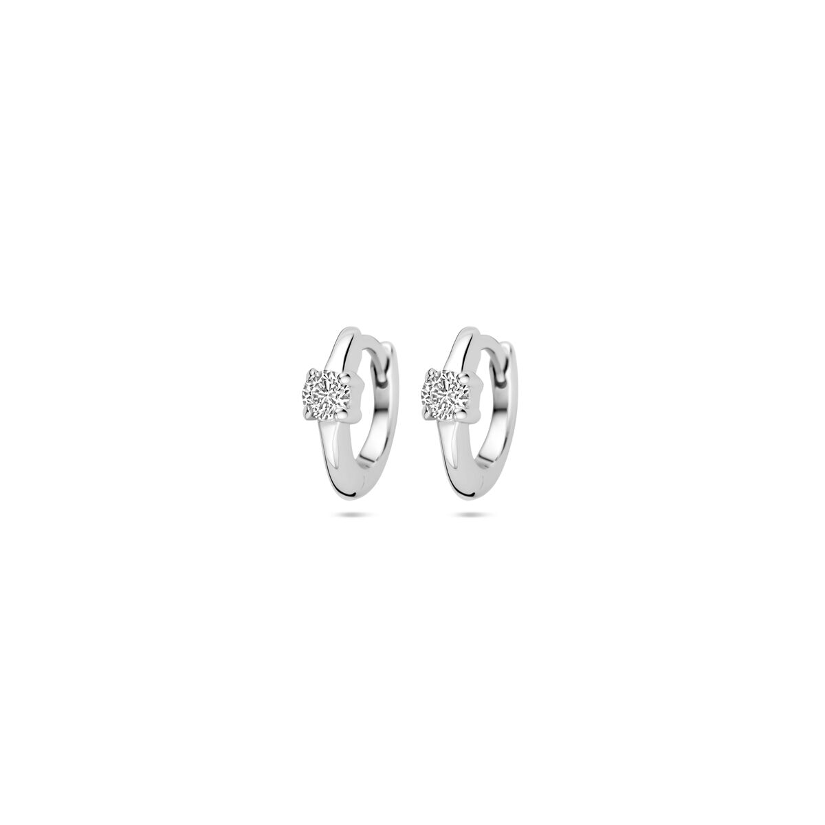 Pendientes de aro de plata rodiada de 10 mm con zirconias brillantes.
