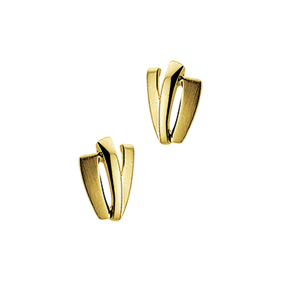 Een paar moderne oorknoppen poli/mat 14K geelgoud van Van der Kooij Collectie, met abstracte, gladde gebogen vormen die lijken op elkaar overlappende langwerpige driehoeken, weergegeven op een effen witte achtergrond.