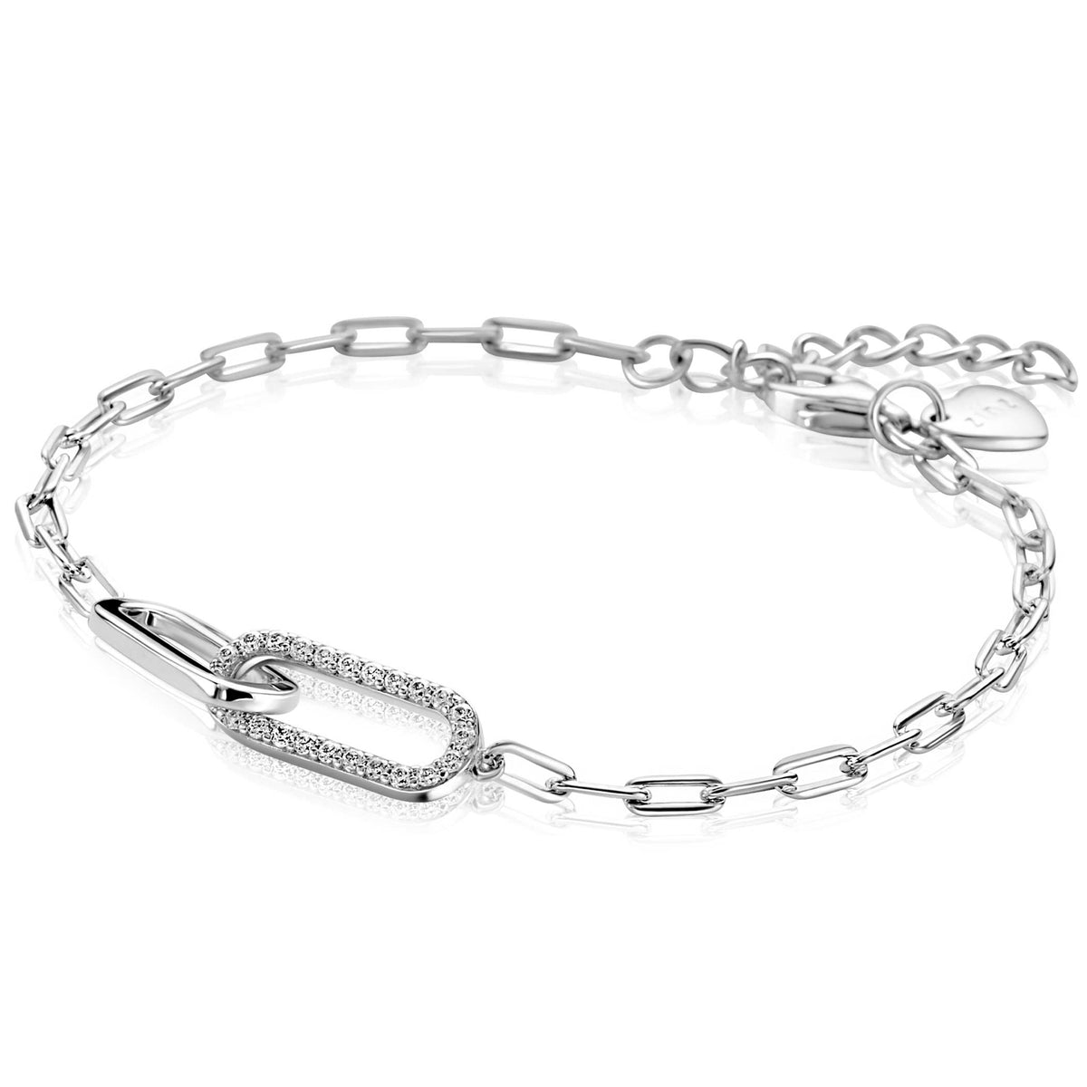 Pulsera de plata con eslabones y un colgante en forma de óvalo decorado con piedras brillantes.