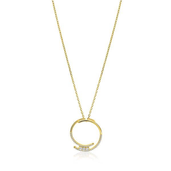 Collar dorado con colgante circular y tres piedras brillantes.