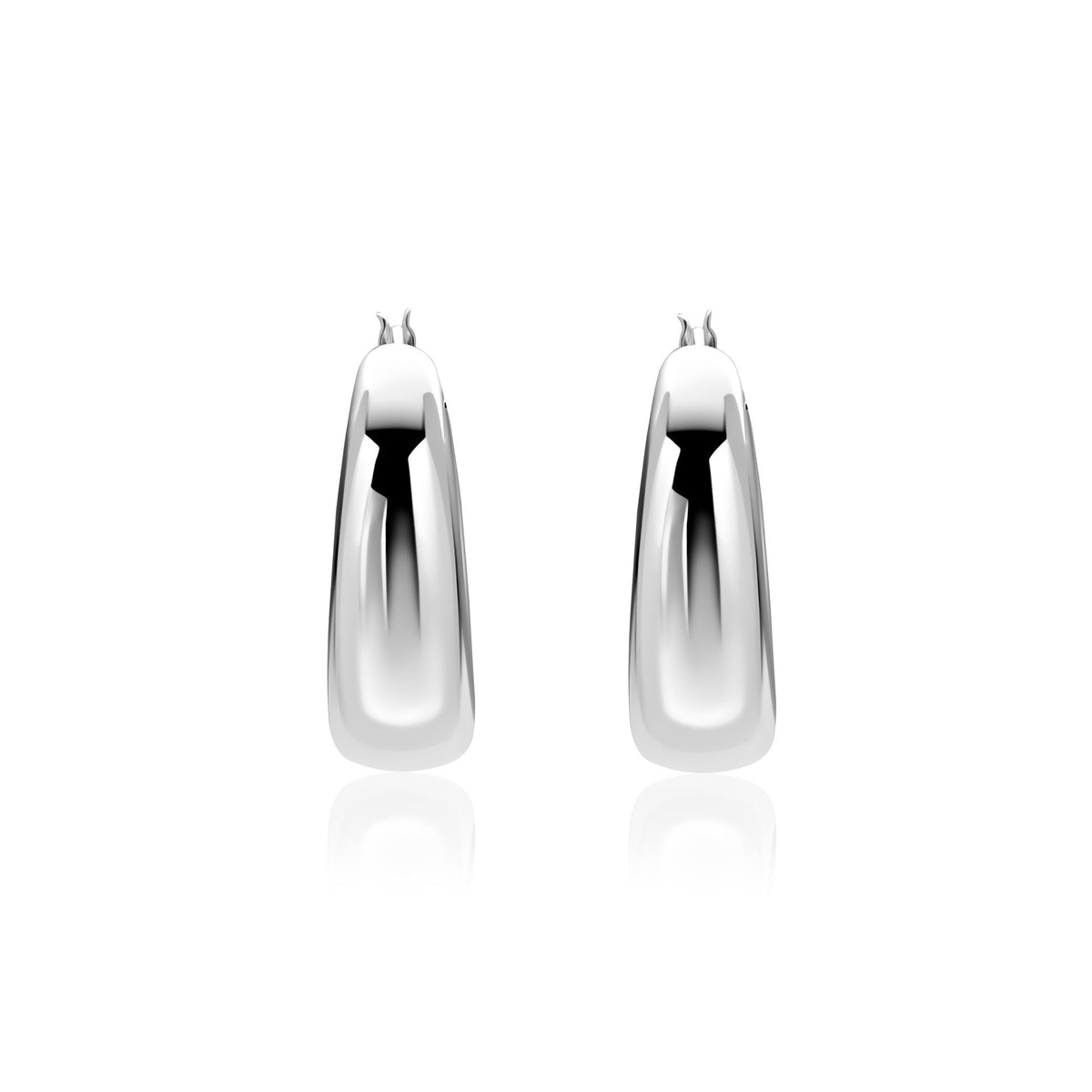 Pendientes largos de plata con un diseño pulido y forma ovalada.