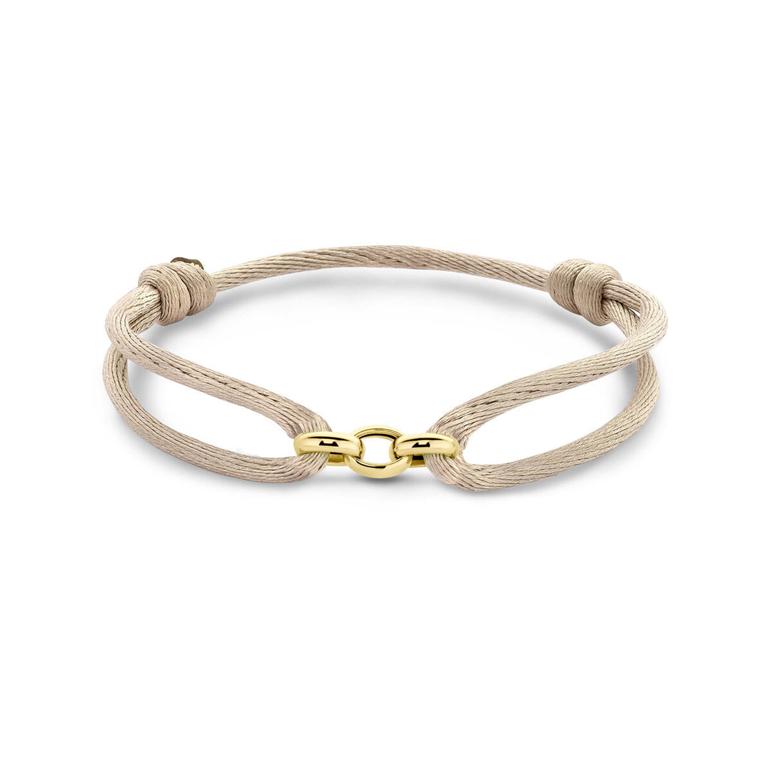 De Van der Kooij Collectie armband satijn beige (13-26 cm) heeft een minimalistisch ontwerp met een lichtbeige koord, twee knopen aan de zijkant en een kleine 14K gouden gesp; gemaakt van rubber/nylon/leer.