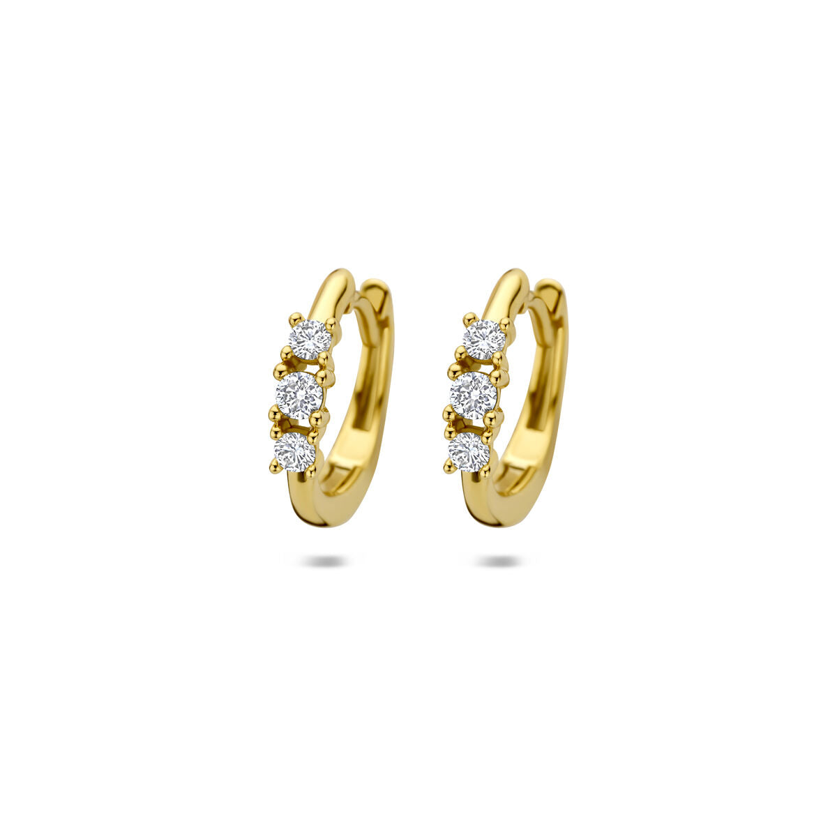 Pendientes de aro de oro amarillo de 14k con diamantes lab-grown.