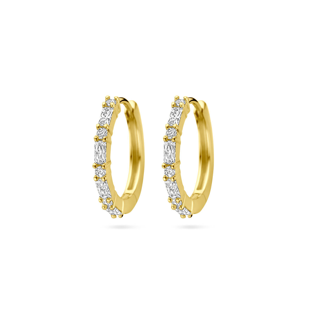 Aros dorados con circonitas brillantes en un diseño elegante y moderno.