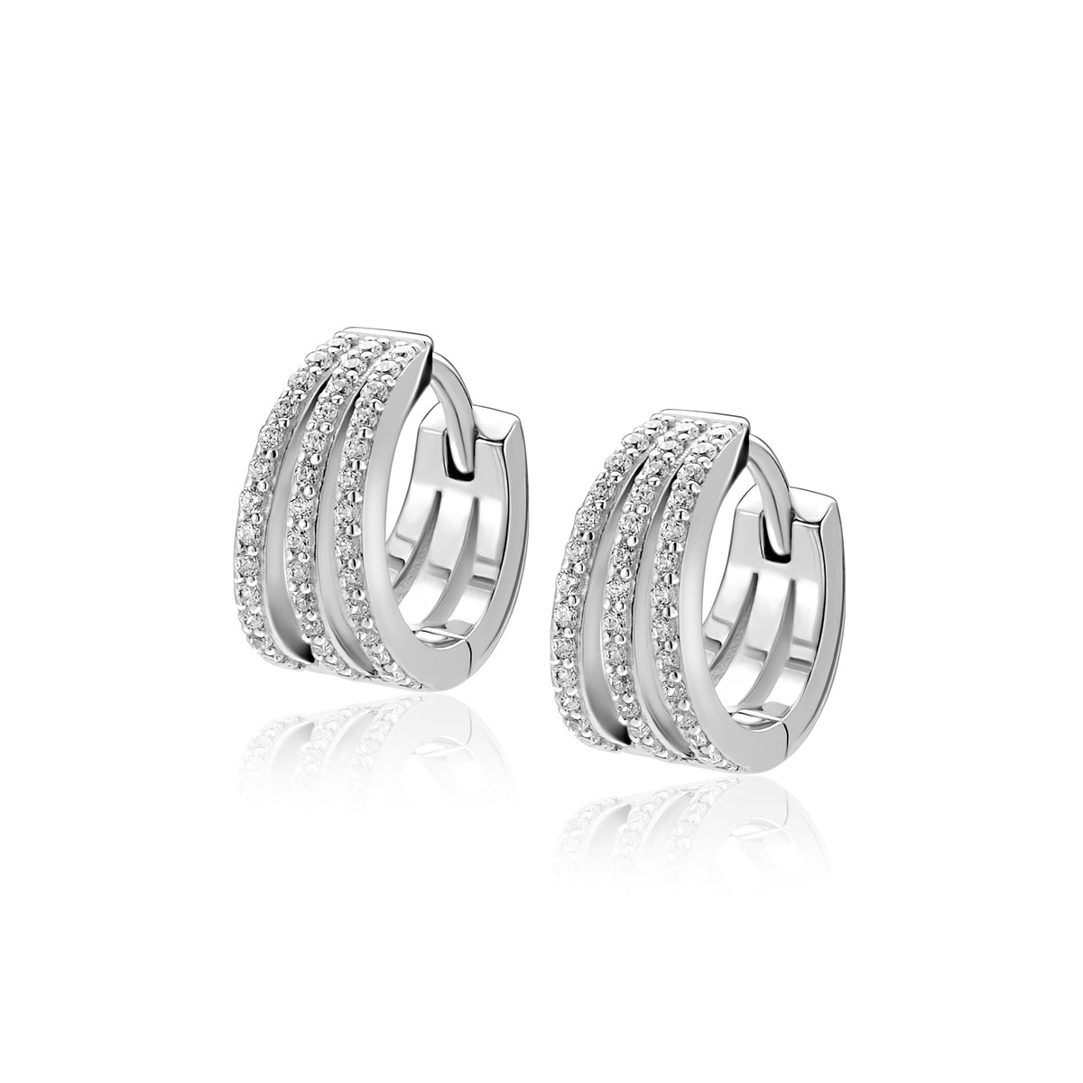 Pendientes de aro plateados con tres hileras de pequeñas piedras brillantes.