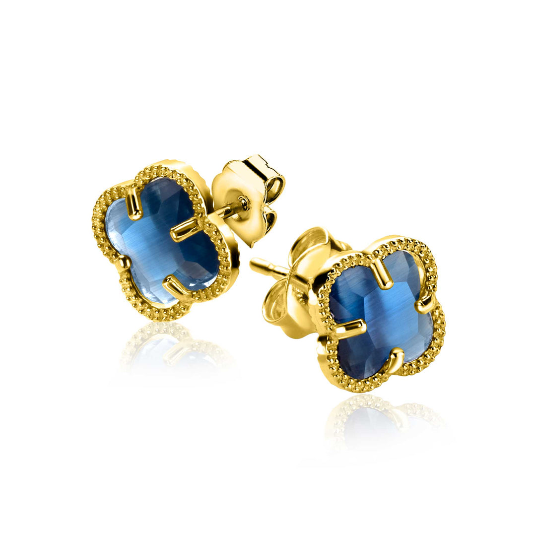 Zinzi oorbellen ZIO2662DB: gouden oorbellen van Zinzi met blauwe klavervormige steentjes en decoratieve kralenrandjes, afgebeeld op een witte achtergrond.