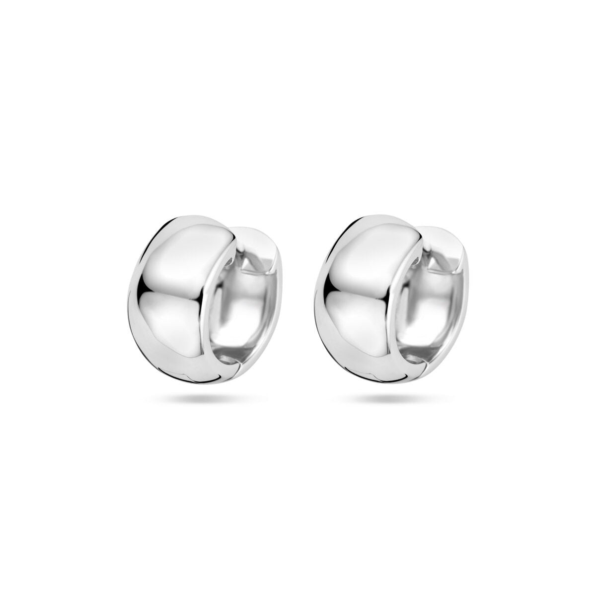 Pendientes de aro de 13,5 mm en plata rodiada con un acabado brillante y forma redondeada.