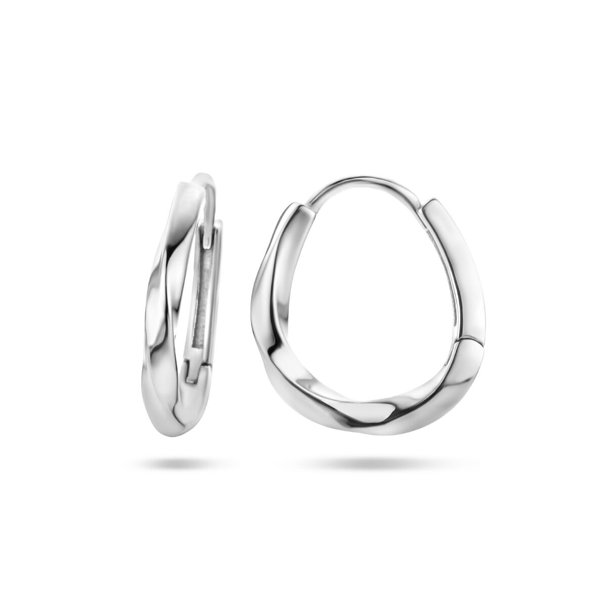 Een paar Van der Kooij Collectie klapoorringen gedraaid zilver gerhodineerd, met een gedraaid, organisch ontwerp, wordt getoond tegen een witte achtergrond - één oorbel van voren en één van opzij.