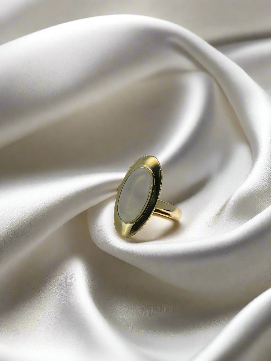 Anillo vintage de oro de 14k con piedra de luna, forma ovalada y acabado pulido.