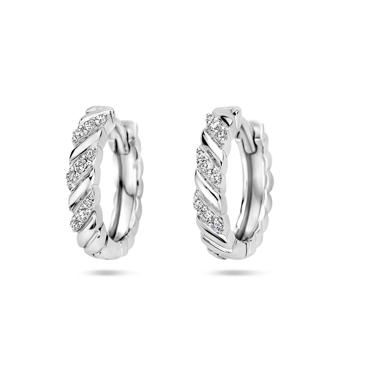 Aros de zirconia en plata rodiada con diseño trenzado y detalles brillantes.