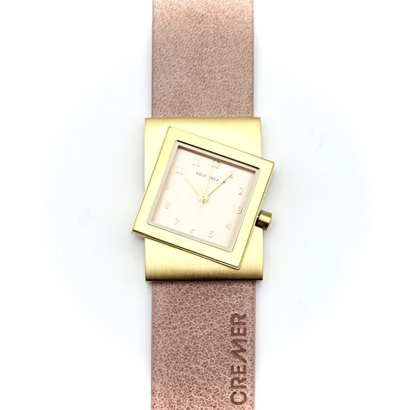 Reloj cuadrado dorado con esfera clara y correa de cuero rosa.