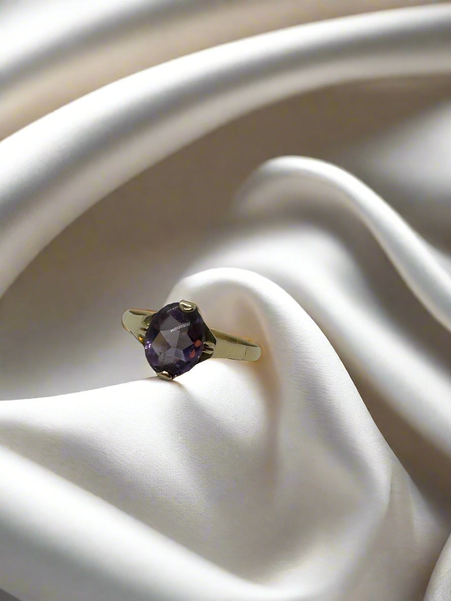 Anillo vintage de oro de 14k con amatista ovalada y un peso de 1.8 gramos.