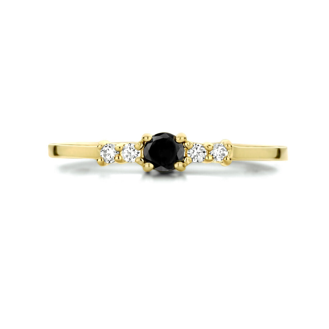 Een 14k geelgouden ring van de Van der Kooij Collectie, gezet met een centrale ronde zwarte zirkonia en aan beide zijden twee kleine witte zirkonia's, op een slanke, bewegende goudband.