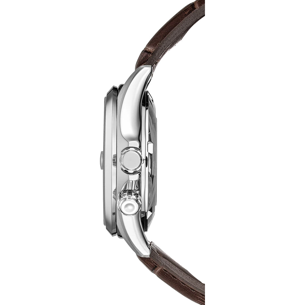 Zijaanzicht van een Seiko Prospex heren horloge SPB121J1 met een automatisch uurwerk, zilveren kast en bruine leren band. Het heeft twee ronde pushers en een kroon aan de rechterkant, met een waterdichtheid van 20ATM tegen een witte achtergrond.