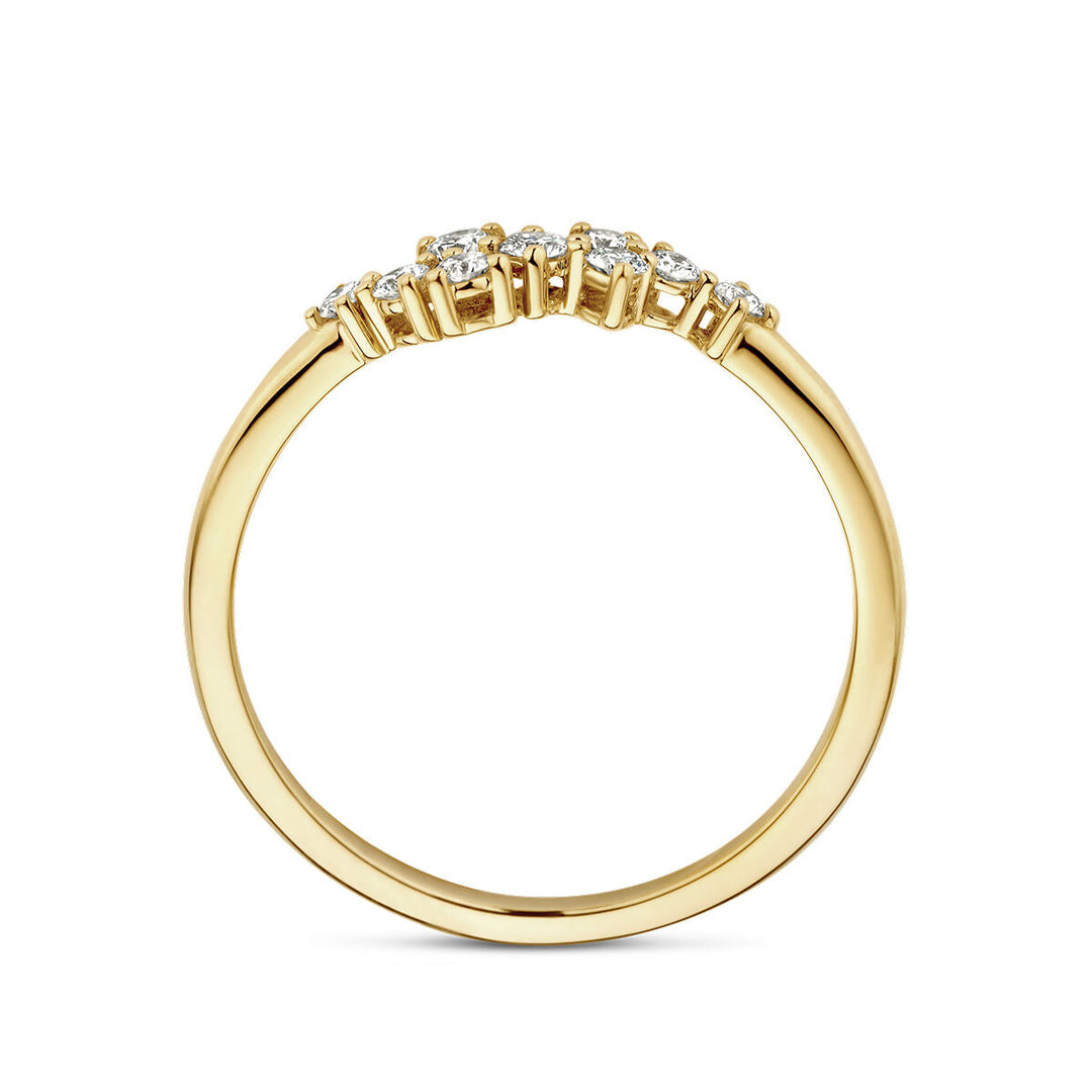 De Van der Kooij Collectie ring diamant 0.21ct h si 14K geelgoud heeft een rij fonkelende witte diamanten in een zachte curve en een gladde, gepolijste band die zorgt voor elegante verfijning.