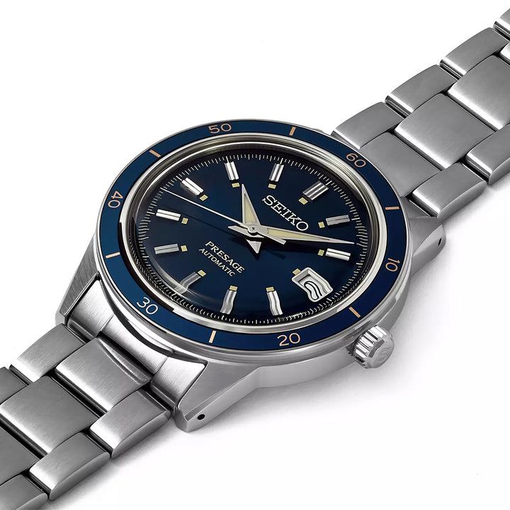 Deze Seiko Prospex SRPG05J1 is een verfijnd horloge van zilverkleurig metaal met een blauwe wijzerplaat, een roestvrijstalen band, zilveren uurmarkeringen en een datumvenster op 3 uur. Onderdeel van de gewaardeerde collectie, Seiko en Presage Automatic zijn hieronder afgedrukt. Perfect voor elke veeleisende herenhorlogeliefhebber.