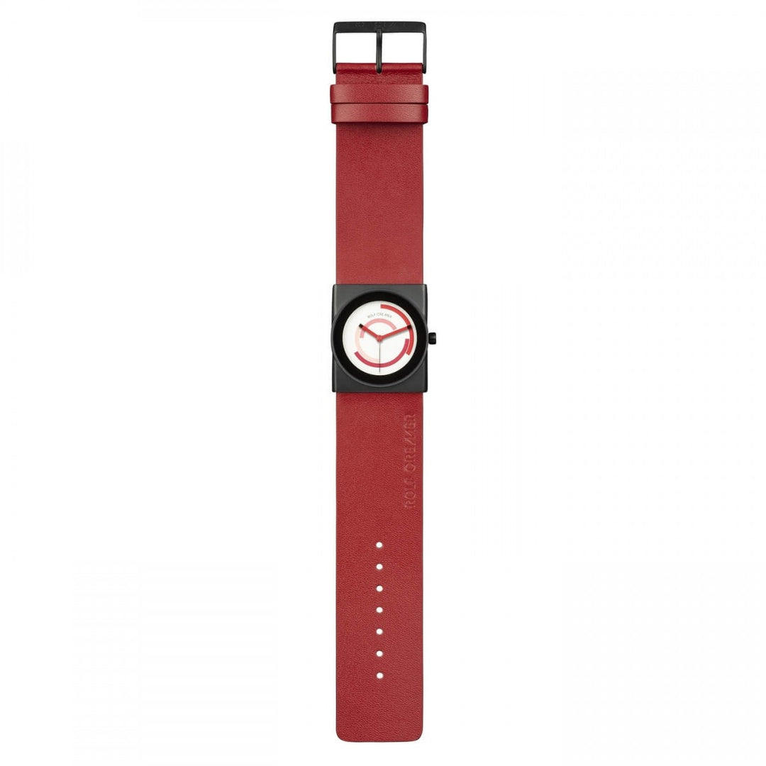 De Rolf Cremer Horloge 507403 Alvo is een unisex horloge met een moderne vierkante zwarte wijzerplaat en rode leren band. Het heeft abstracte rode lijnen op een witte wijzerplaat, aangestuurd door een quartz uurwerk, met een verstelbare band voor de maat.