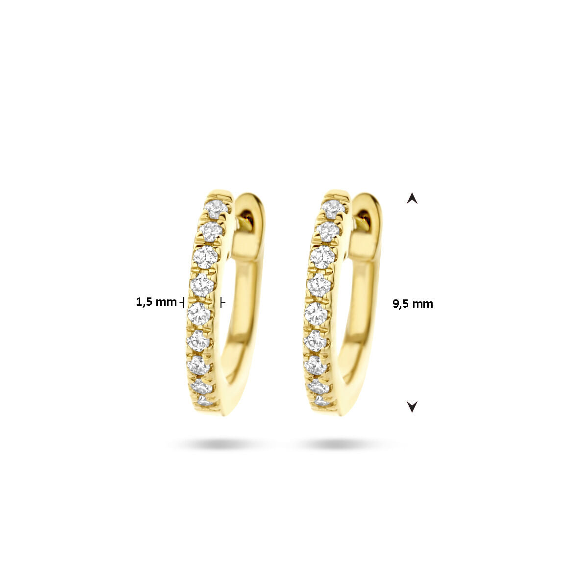 Een paar Van der Kooij Collectie klapoorringen diamant 0,06ct (2x 0,03ct) h si in 14K geelgoud, met een hoogte van 9,5 mm en een breedte van 1,5 mm, afgebeeld op een witte ondergrond met maataanduiding.