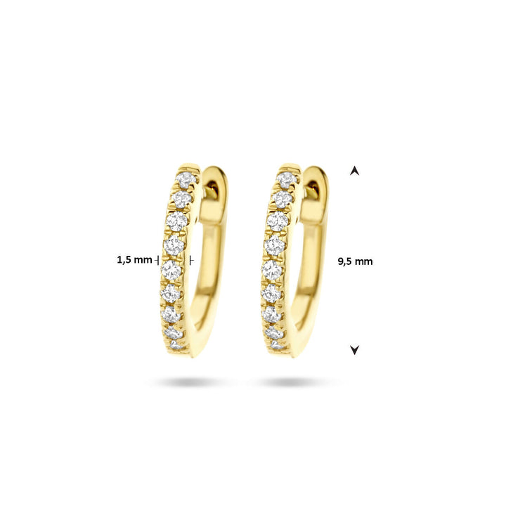 Een paar Van der Kooij Collectie klapoorringen diamant 0,06ct (2x 0,03ct) h si in 14K geelgoud, met een hoogte van 9,5 mm en een breedte van 1,5 mm, afgebeeld op een witte ondergrond met maataanduiding.