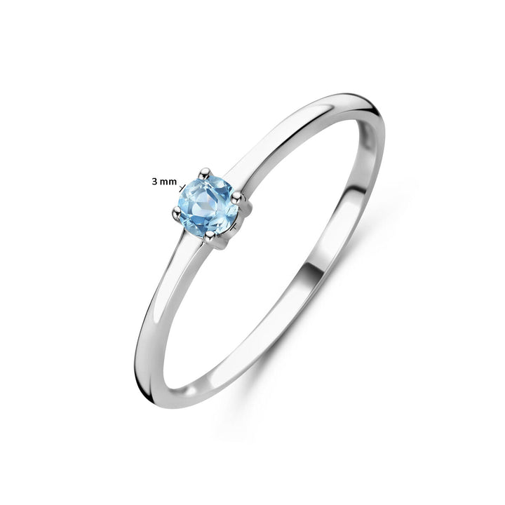 De Van der Kooij Collectie ring met geboortesteen aquamarijn maart is gemaakt van gerhodineerd 925 zilver en heeft een elegante, gepolijste band met een ronde, 3 mm aquamarijn in een vierpoots zetting.