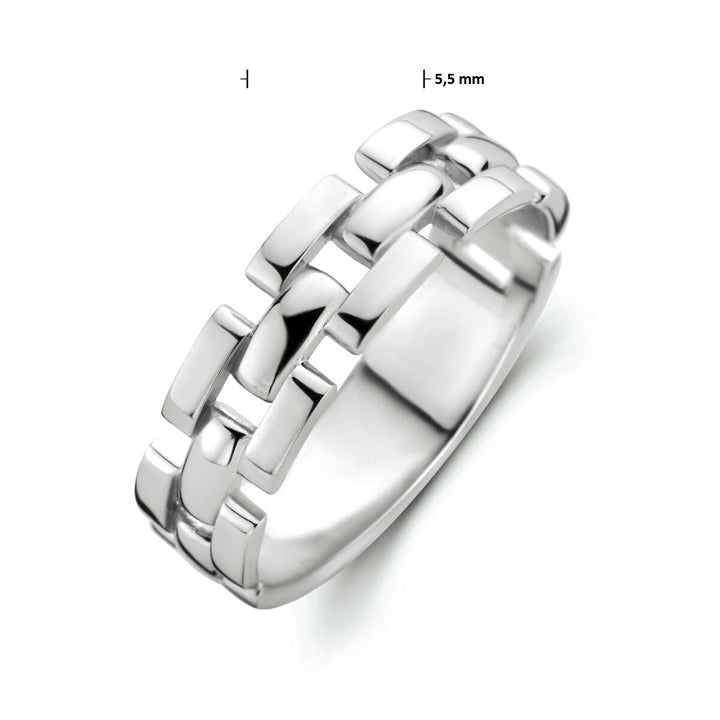 De Van der Kooij Collectie ring schakel zilver gerhodineerd is 5,5 mm breed en heeft een tijdloos, in elkaar grijpend rechthoekig motief dat schittert op een witte achtergrond.