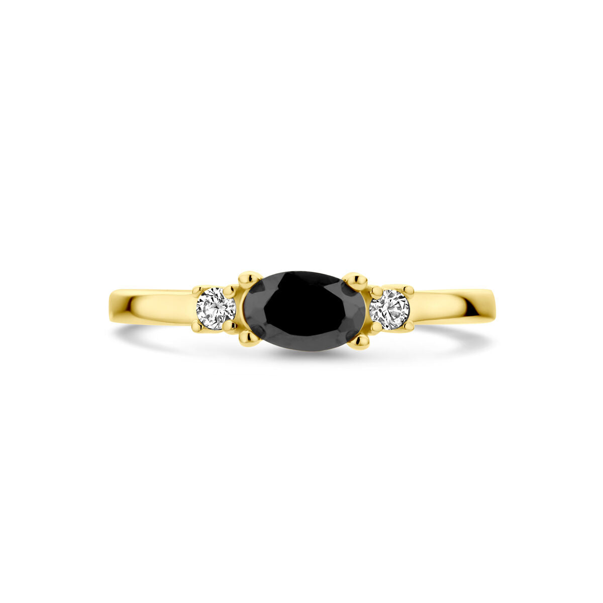 Een 14K geelgouden ring uit de Van der Kooij Collectie met een ovale zwart-witte zirkoon in het midden, en aan elke kant een kleine ronde witte diamant.