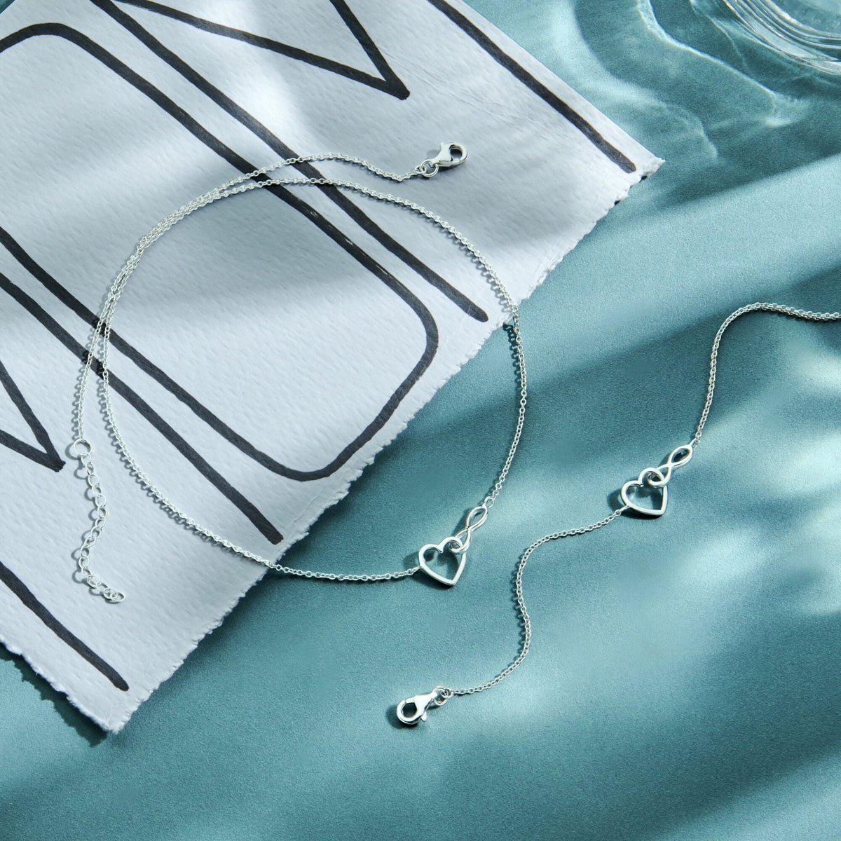 Collar de mujer corazón e infinito rodiado